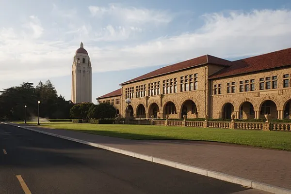 Analyse der Forschungsprojekte und Innovationen der Stanford University im Bereich der modularen Architektur