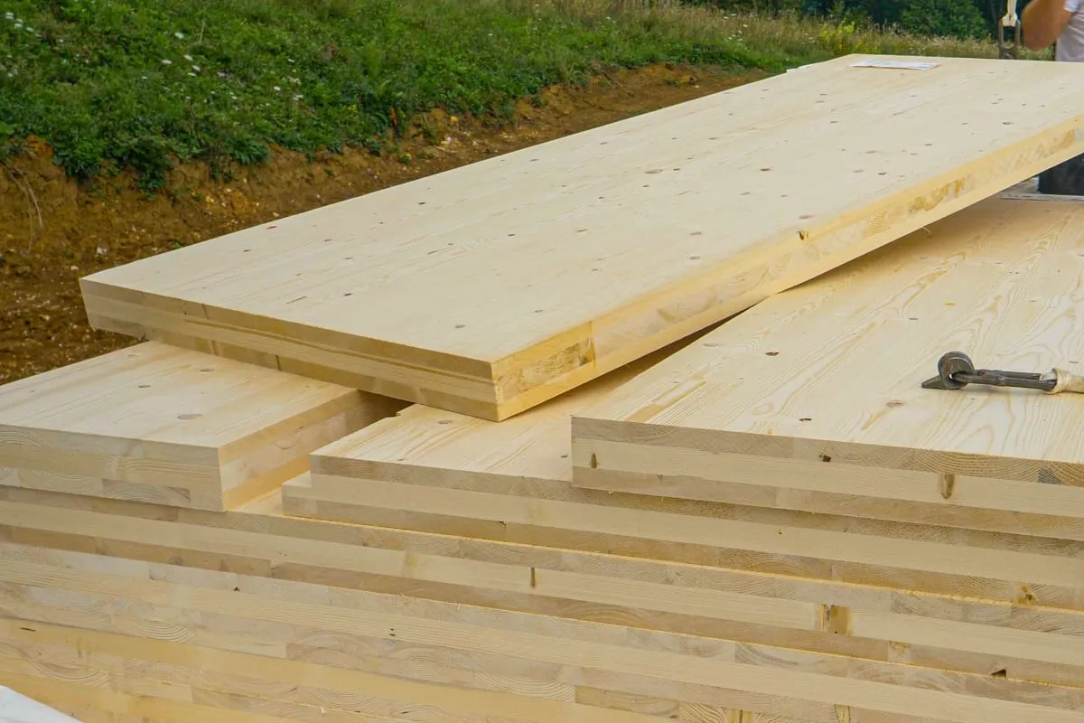 I vantaggi del legno per le costruzioni modulari: leggerezza e resistenza