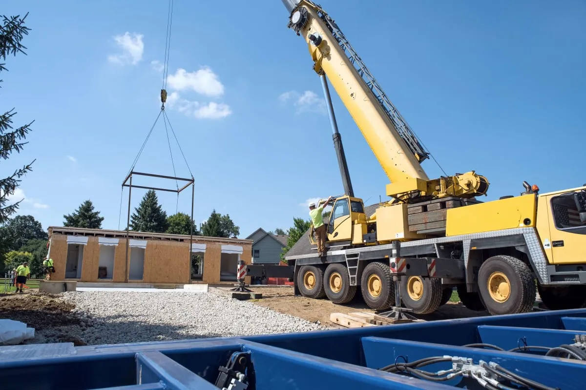 Las etapas clave del ensamblaje en sitio de edificios modulares